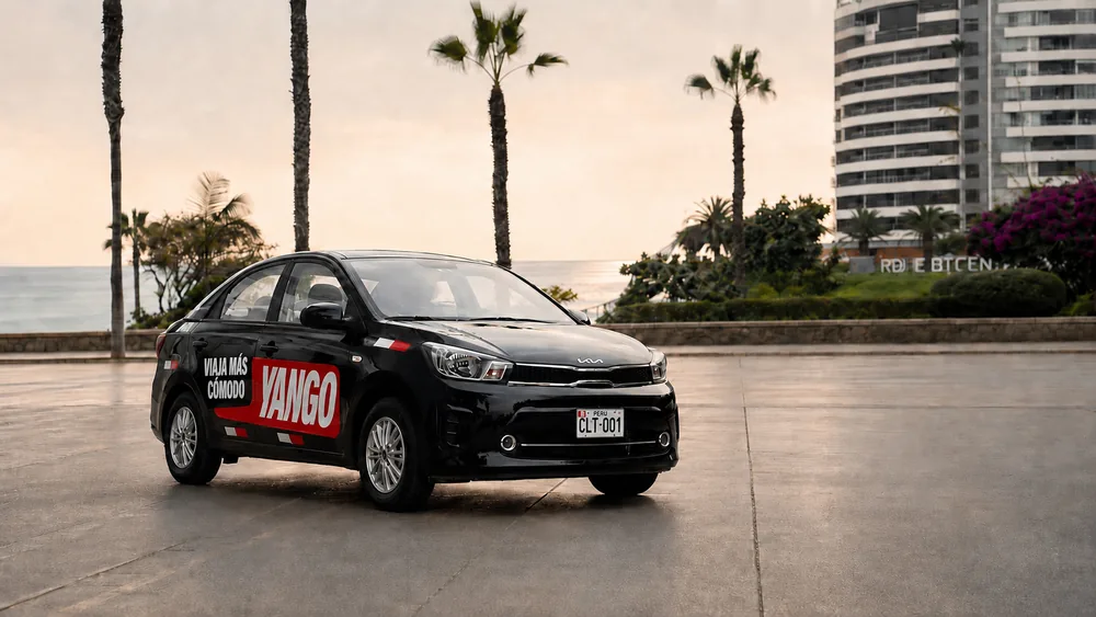 Kia Soluto 0 km negro con branding de Yango, vista tres cuartos delantera