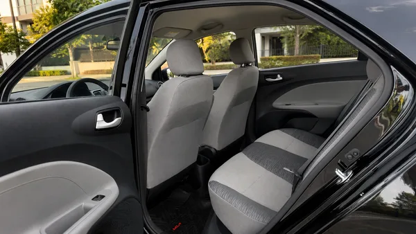 Ver el interior del Kia Soluto