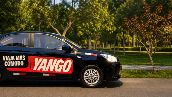 Kia Soluto de Click Taxi estacionado junto a un parque